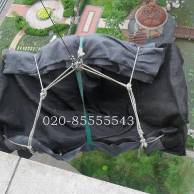 田邊村吊裝師傅正在吊裝物品上樓